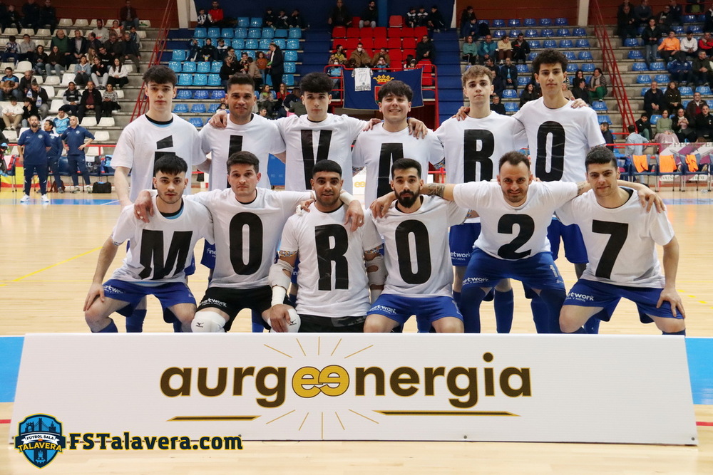 Homenaje previo de los jugadores a su compañero Álvaro Moro.