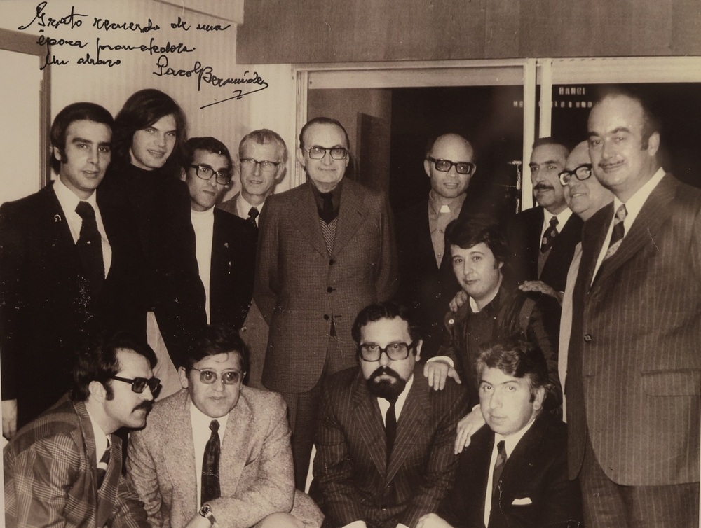 Pedro Piqueras, segundo por la izquierda, arriba – con Emilio Romero – en el centro – y la delegación del diario ‘Pueblo’ en Albacete.