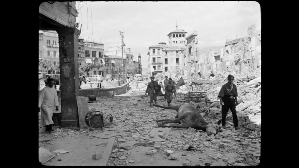 Frame del vídeo donde se aprecia la plaza de Zocodover muy dañada por las consecuencias de la Guerra Civil.
