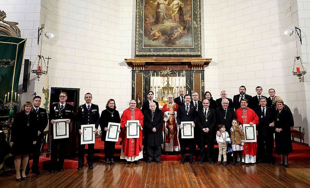 Foto de familia de los nuevos hermanos honoríficos, excusados y ordinarios de la Cofradía de la Santa Caridad.