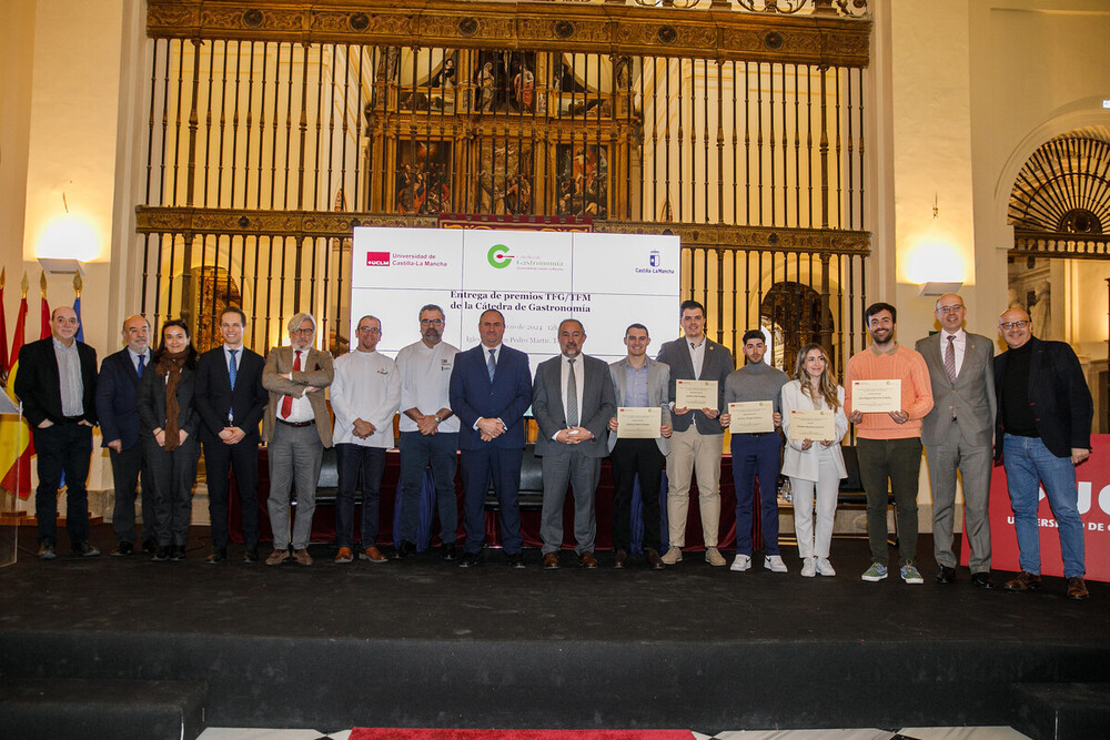 El consejero de Agricultura, Ganadería y Desarrollo Rural asistió a la entrega de premios Trabajo Fin de Grado y Trabajo Fin de máster de la Cátedra de Gastronomía de la UCLM, en Toledo.