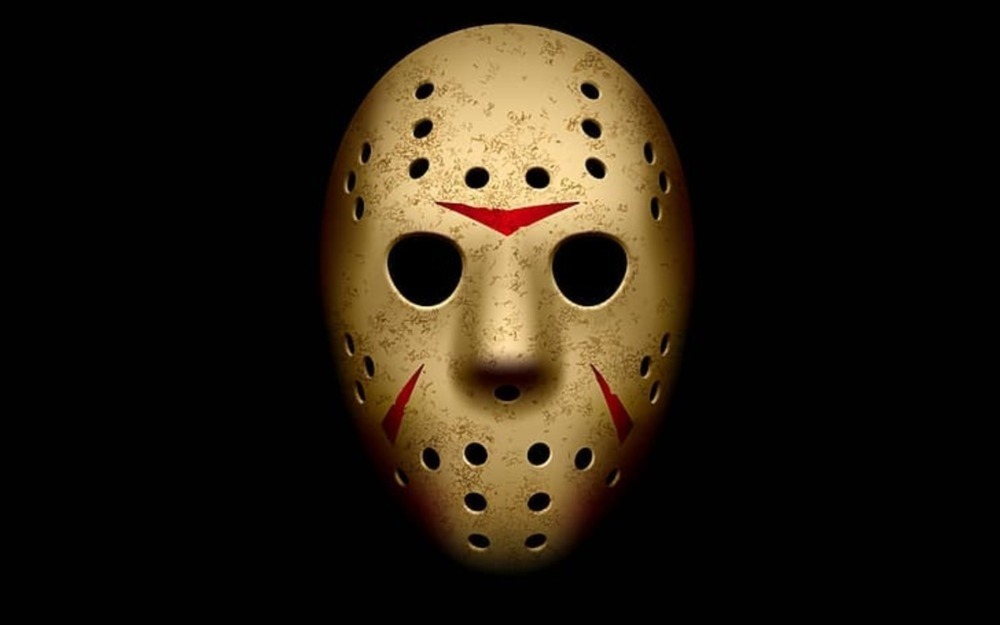 Máscara de Jason, personaje de Viernes 13, y el posible artículo que llevaba el agresor durante los hechos.