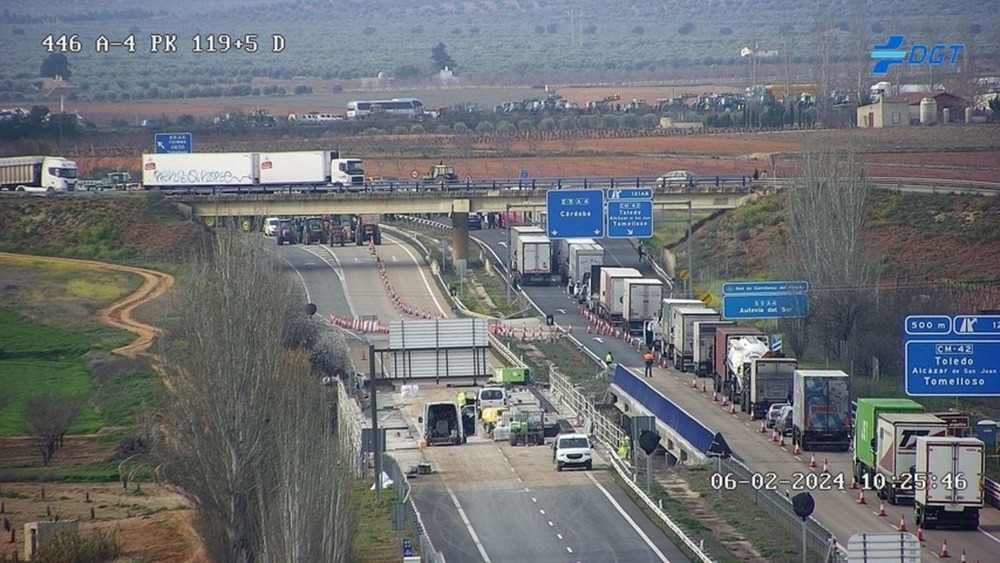 Autovía de Andalucía a su paso por Madridejos. Al fondo, la autovía de los Viñedos también cortada.