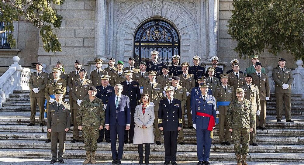 Foto de familia de los militares condecorados con el embajador de Ucrania en España y la ministra de Defensa.