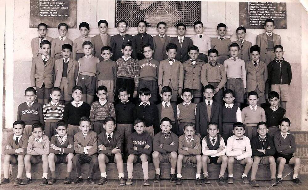 En el colegio de los Maristas, con nueve años. (Baltasar es el segundo de la primera fila de abajo, empezando por la izquierda).  