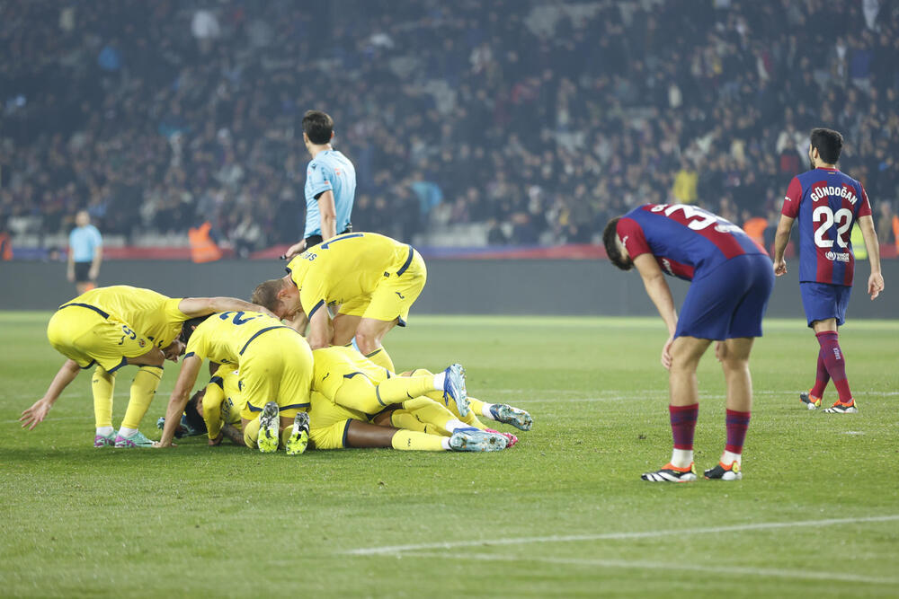 Los jugadores del Villarreal festejan uno de los cinco goles en Montjuic ante el Barça