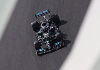Hamilton devuelve el golpe a Verstappen