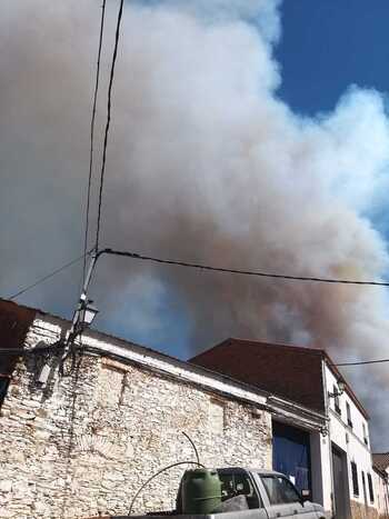 La Junta pide ayuda a la UME para apagar el fuego de Sevilleja