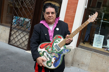 La guitarra de cerámica de Luis Martín cumple 10 años