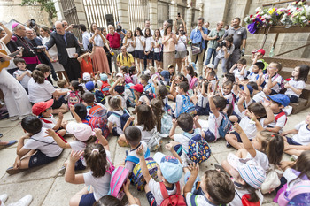 Un millar de niños participan en la ofrenda floral del Corpus