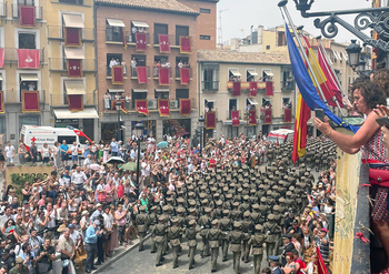 Los militares cierran la procesión del Corpus entre aplausos