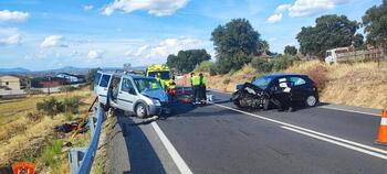 Tres heridos en un accidente frontal en Escalona