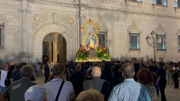 Policía, aplausos y 'viva España’ para la Virgen del Alcázar