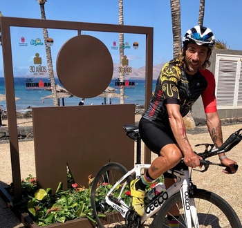 Pedro Tomé se recupera en la UCI tras retirarse en Lanzarote