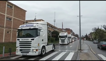 Marcha lenta de los transportistas por las calles de Toledo