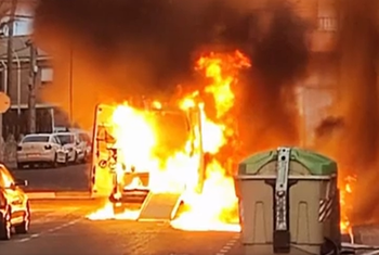 Arde una ambulancia en pleno Fuensalida y afecta a edificios