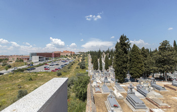 El cementerio podría ampliarse por la calle Dinamarca