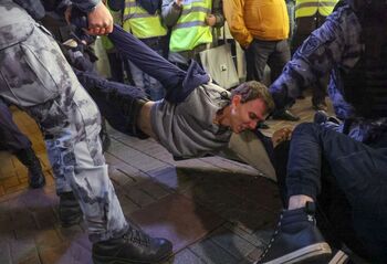 Más de mil rusos detenidos por protestar contra la movilización