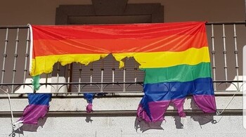 Tres detenidos por quemar la bandera LGTBI en Ajofrín