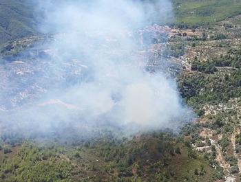 Confinan una aldea de Yeste por un incendio forestal