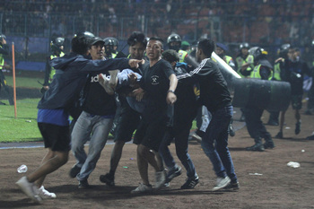 Casi 200 muertos en Indonesia en un partido de fútbol