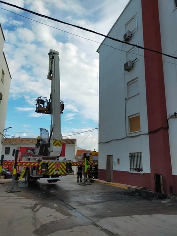 Alertan por el riesgo de derrumbe de una chimenea de 18 metros