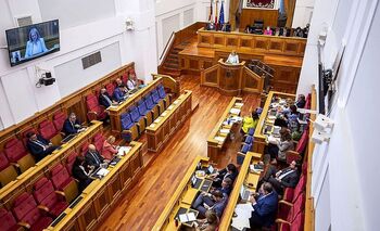Los grupos parlamentarios recuperan su subvención al 100%