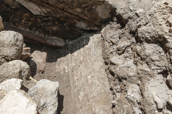 La excavación del Salón Rico descubre un muro previo al s.XIII