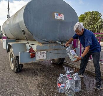 Los vecinos sin agua por la avería: «Esto es tercermundista»