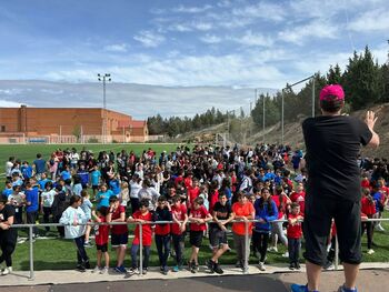 300 niños disfrutan de la olimpiada escolar de Santa Bárbara
