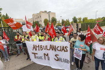 Los conductores de ambulancias reclaman a ‘TMS’ que les pague