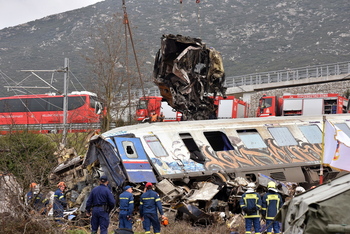 Al menos 47 muertos al chocar dos trenes en Grecia