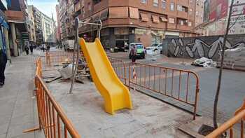El mobiliario urbano y zonas infantiles, remates en Alfares