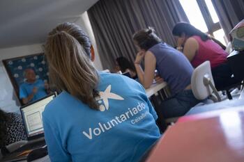 Voluntariado de Caixabank enseña finanzas a 1.275 personas