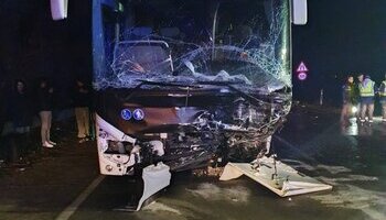 El choque del autobús y un coche deja un muerto y 17 heridos