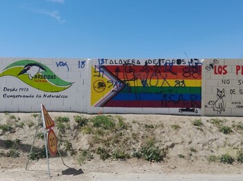 IU condena el vandalismo al mural de LGTBora