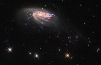 Hubble capta una galaxia medusa en un abismo cósmico