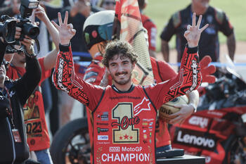 Martín se va al suelo y Bagnaia es campeón de MotoGP
