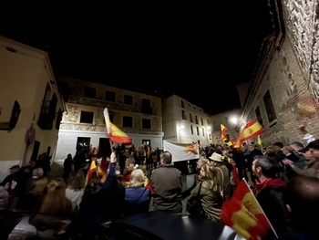 Decenas de toledanos rechazan la amnistía en la sede del PSOE