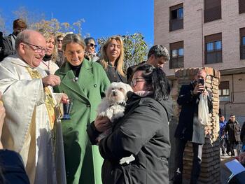 Decenas de mascotas reciben la bendición de San Antón