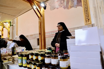 Ocho conventos venden sus dulces en el claustro de la catedral