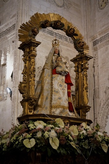 Imponen a la Virgen de la Alegría el fajín de Blas Piñar