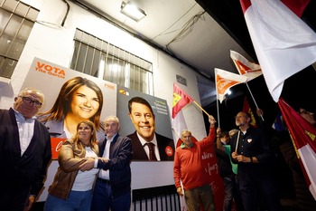 La pegada de carteles da por iniciada la campaña electoral