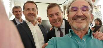 Florentino Delgado se hace un selfie con Page y  Velázquez
