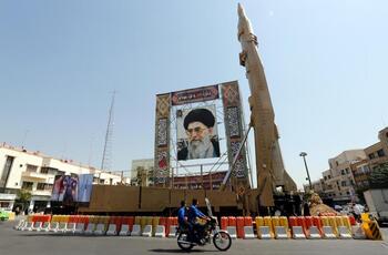 Irán presenta su primer misil hipersónico