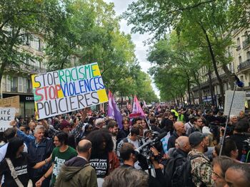 Miles de franceses protestan contra la violencia policial