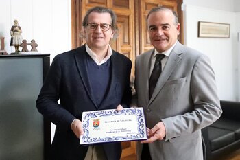 El presidente del Badalona visita el Ayuntamiento de Talavera
