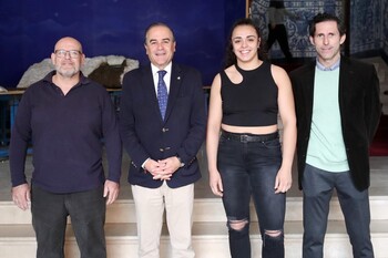 El alcalde recibe a Lucía Pérez tras su Campeonato de España