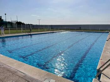 Polán cierra la piscina por el uso excesivo de cremas solares