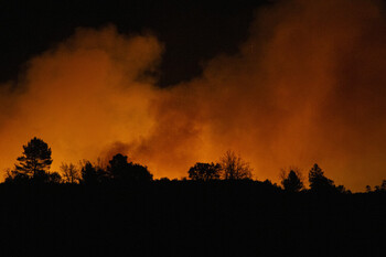 Un gran incendio pone en alerta a Castellón y Teruel